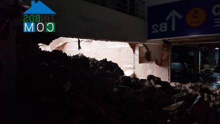 Bức tường ngăn cách giữa 2 công trình vỡ toác