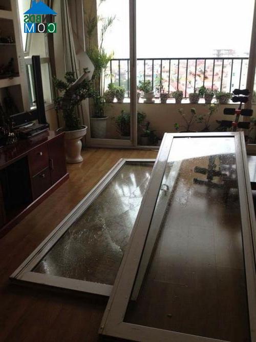 Cửa chung cư bị gió đánh bật