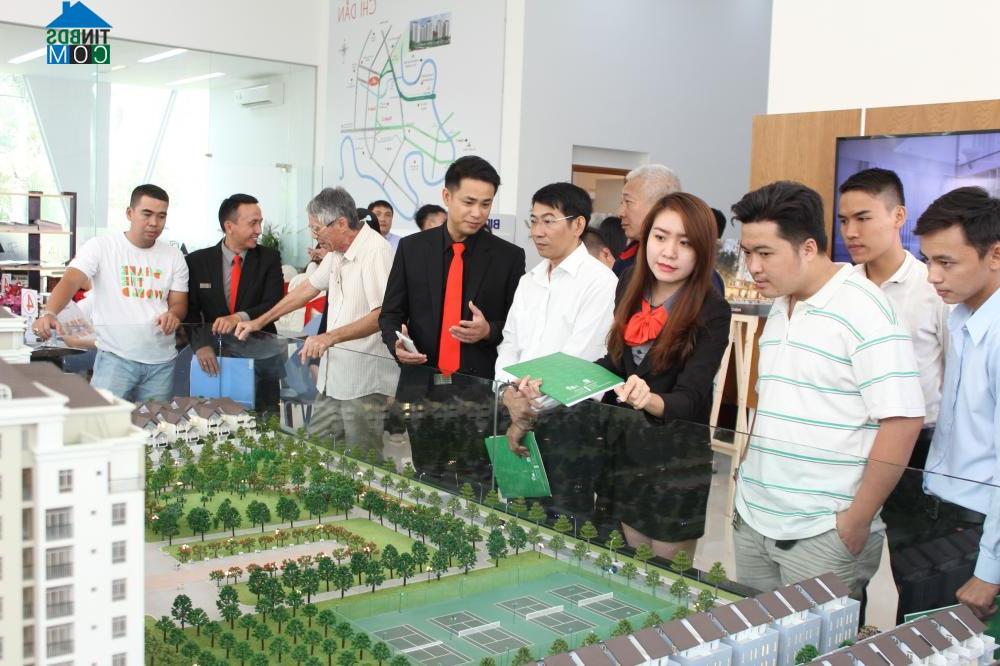 Ảnh Doanh nghiệp BĐS "cầm đèn" chạy trước tháng Ngâu