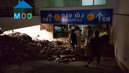 Bùn và đất đá ngổn ngang trong hầm chung cư
