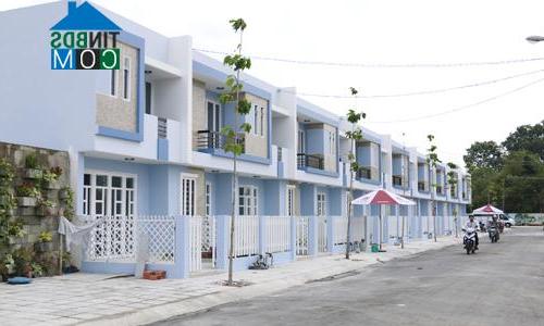 BĐS quanh các khu công nghiệp được mua bán sôi động. Ảnh: Vũ Lê