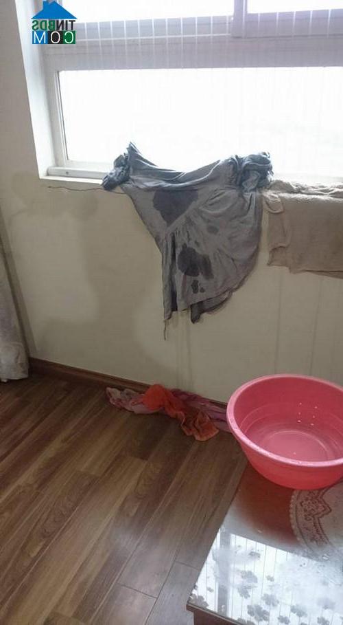 Nước mưa tràn vào nhà qua cửa sổ