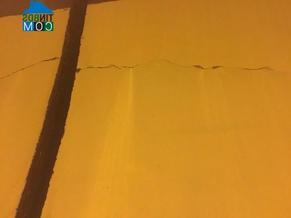 Những vết nứt kéo dài tạo thành khe hở chạy dọc hầm