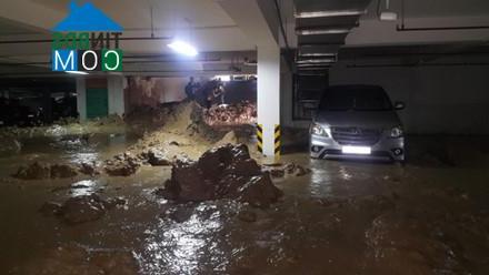 Hàng trăm m3 bùn đã chôn vùi ô tô và xe máy trong tầng hầm