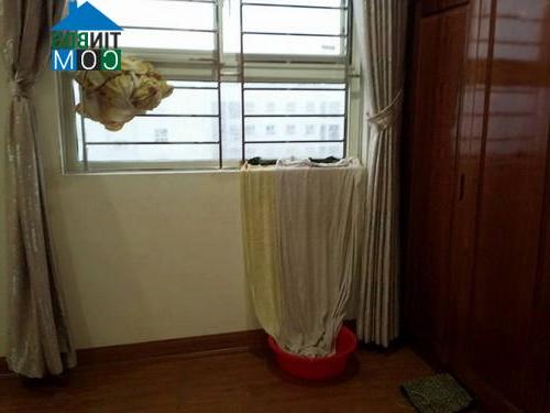Ảnh Bão lớn giật tung cửa sổ, mảng trần chung cư 