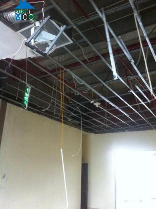 Ảnh Bão lớn giật tung cửa sổ, mảng trần chung cư Hà Nội