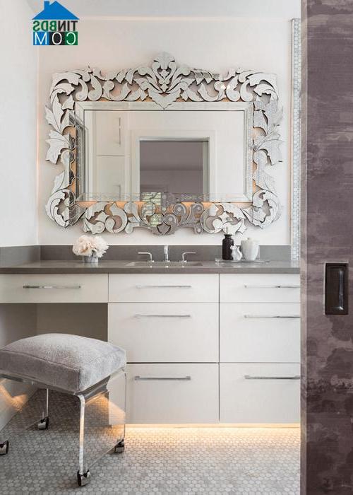 Điểm nhấn ấn tượng của phòng tắm là chiếc gương với khung họa tiết cầu kỳ