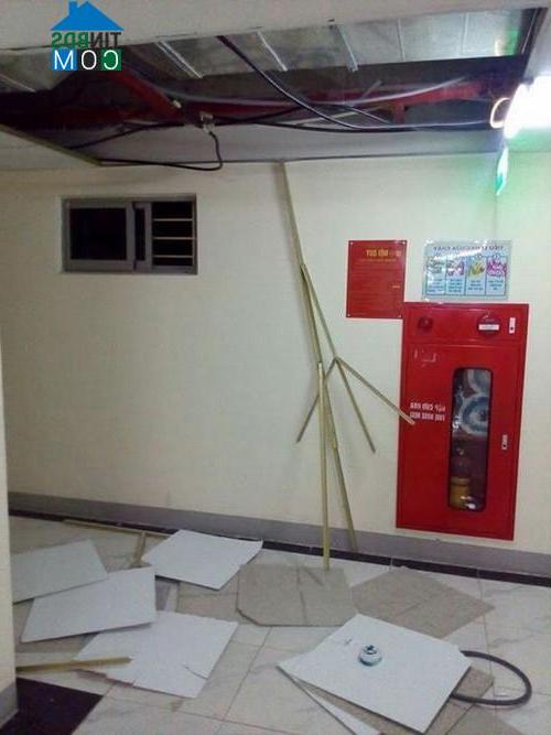 Các mảng trần tại sảnh, hành lang rơi vỡ...