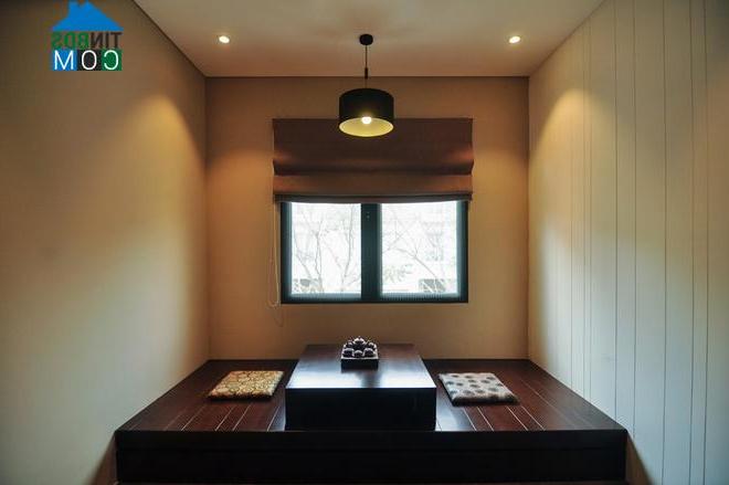 Không gian phòng trà tĩnh lặng với thiết kế bàn và chỗ ngồi kiểu Nhật