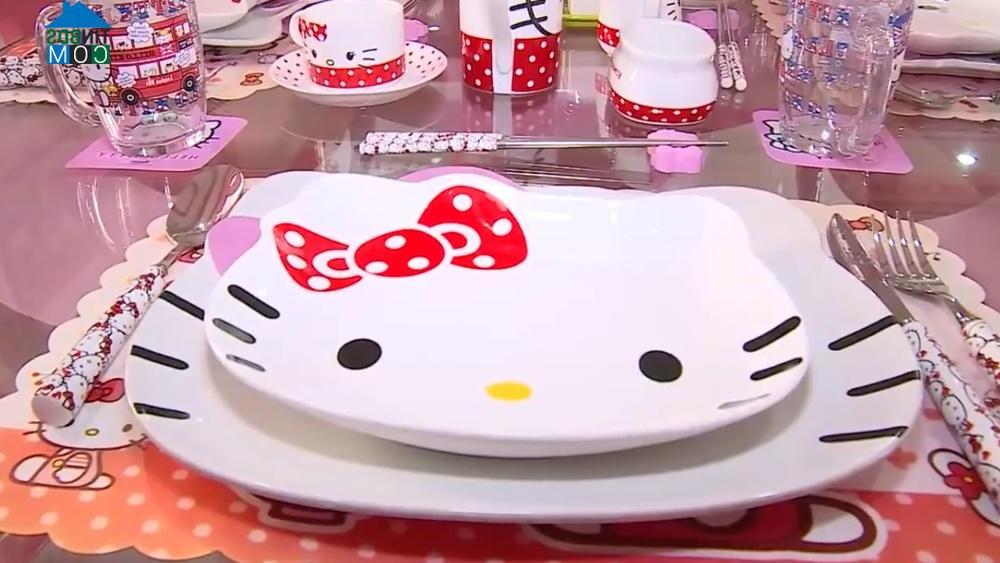 Chiếc đĩa in hình Hello Kitty ngộ nghĩnh.