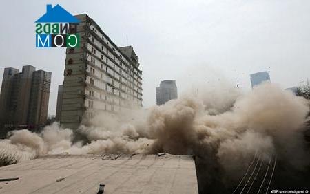 Ảnh Trung Quốc: Toà nhà đồ sộ bỗng sập một nửa