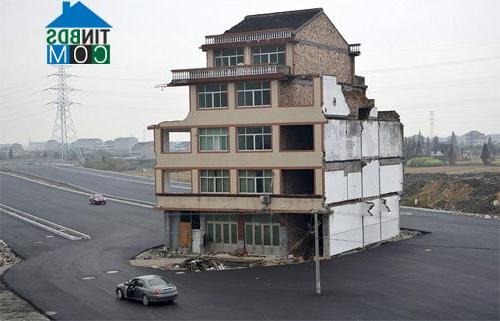Ảnh Những ngôi nhà phá hỏng cả con đường tại Trung Quốc