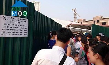 Người dân xếp hàng dài bốc thăm NOXH Minh Khai