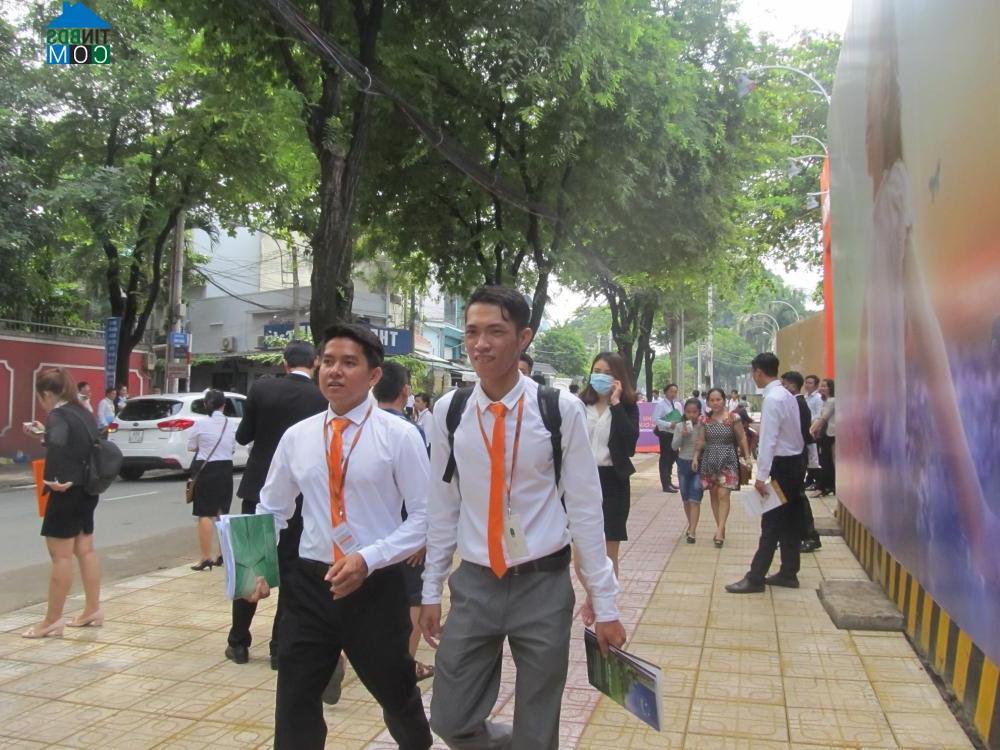 Ảnh Môi giới căn hộ: “Lặn lội” tìm khách