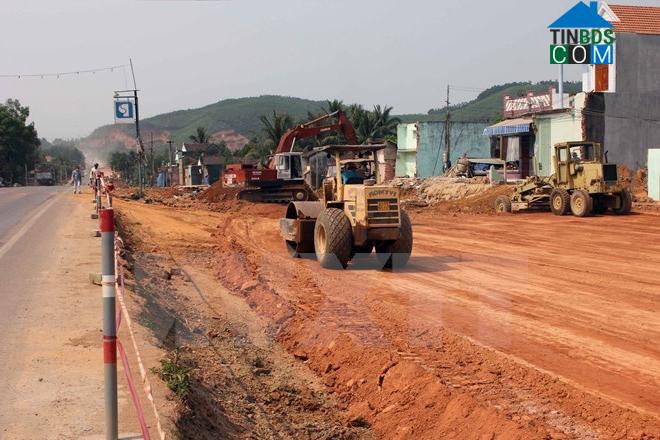 Thi công nâng cấp, mở rộng Quốc lộ 1 Bắc Bình Định. (Ảnh: Ly Kha/TTXVN)