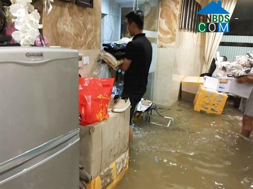 Cơn mưa lớn chiều 26/9 ở Sài Gòn khiến nước tràn vào nhà quá nhanh, quá mạnh