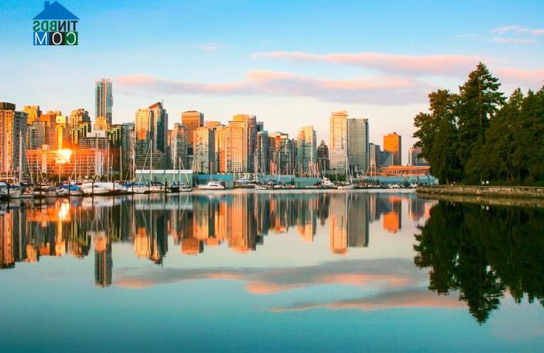 Ngoài phân khúc cao cấp, thị trường BĐS Vancouver đã “hạ nhiệt” đáng kể. (Ảnh: Canadastock Shutterstock)