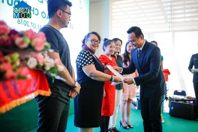 Ảnh PhoDong Village chính thức trao chủ quyền nhà cho cư dân