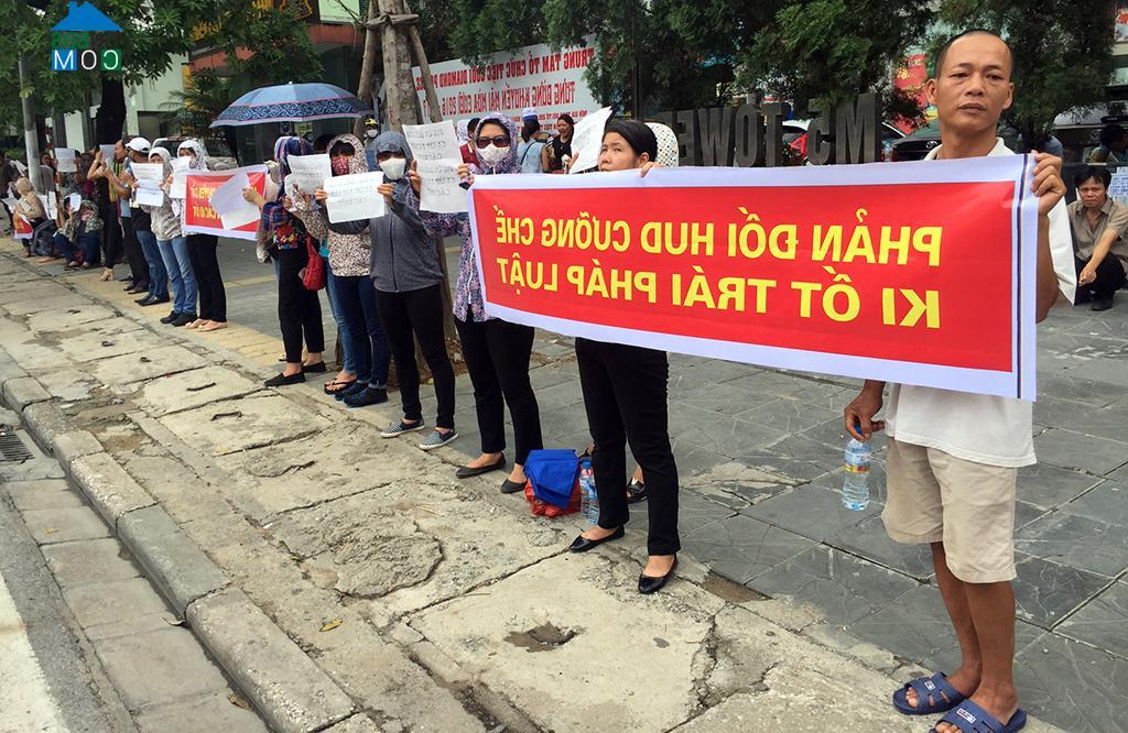 Người dân căng băng rôn phản đối việc thu hồi của công ty HUDS (Ảnh TTO)