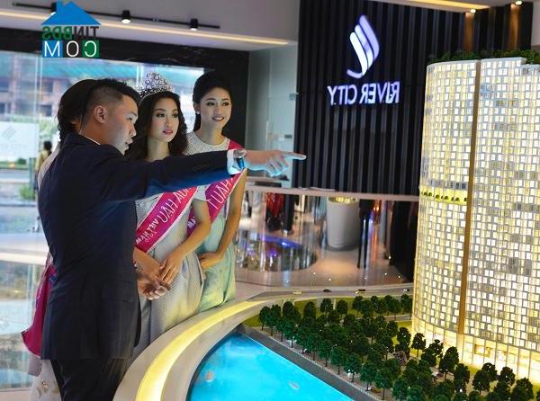 Hình ảnh hoa hậu được một số DN BĐS sử dụng để quảng bá dự án