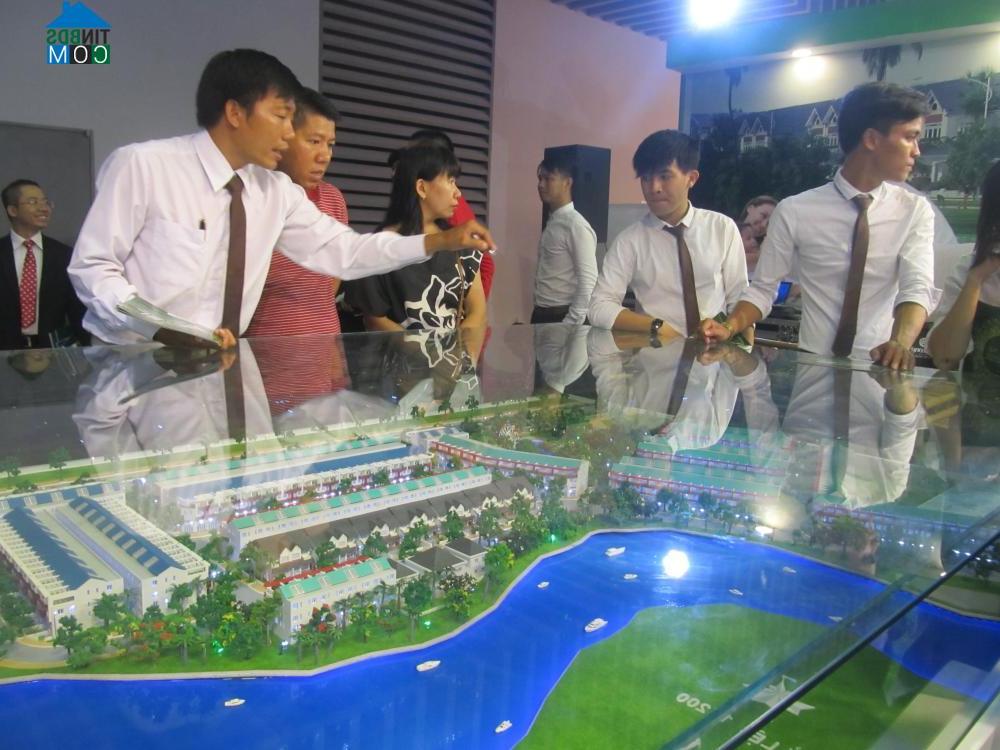 Ảnh Nhà đầu tư “mạnh tay” với đất nền – nhà phố ngoại ô