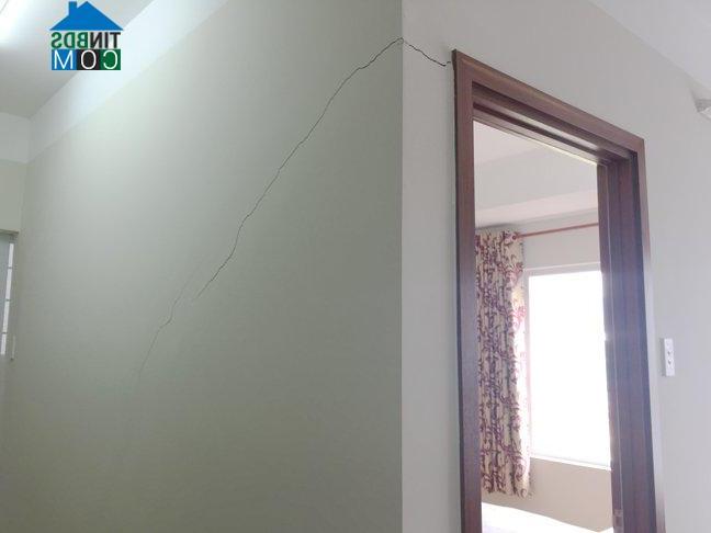 Ảnh Tp.HCM: Chung cư vừa bàn giao đã nứt, dân kêu trời!