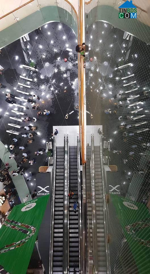 Khu vực nước dột ngay chính cầu thang giữa tòa nhà Bitexco