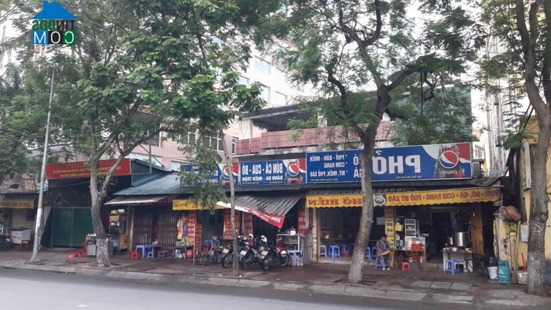 Phía trước là rất nhiều kiot trái phép mọc lên trong diện tích đất dự án