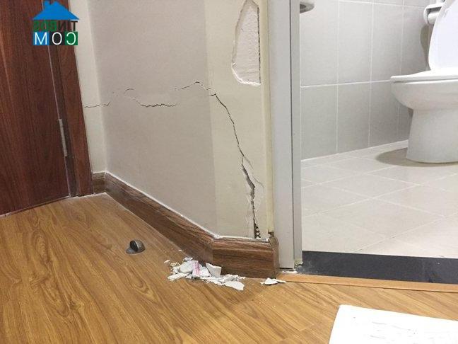 Ảnh Tp.HCM: Chung cư vừa bàn giao đã nứt, dân kêu trời!