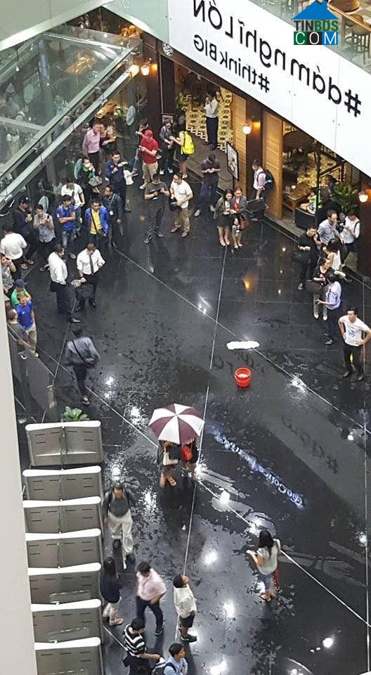 Nhiều người tỏ ra bất ngờ khi tòa nhà Bitexco bị dột