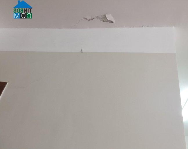 Ảnh Tp.HCM: Chung cư vừa bàn giao đã nứt, dân kêu trời!