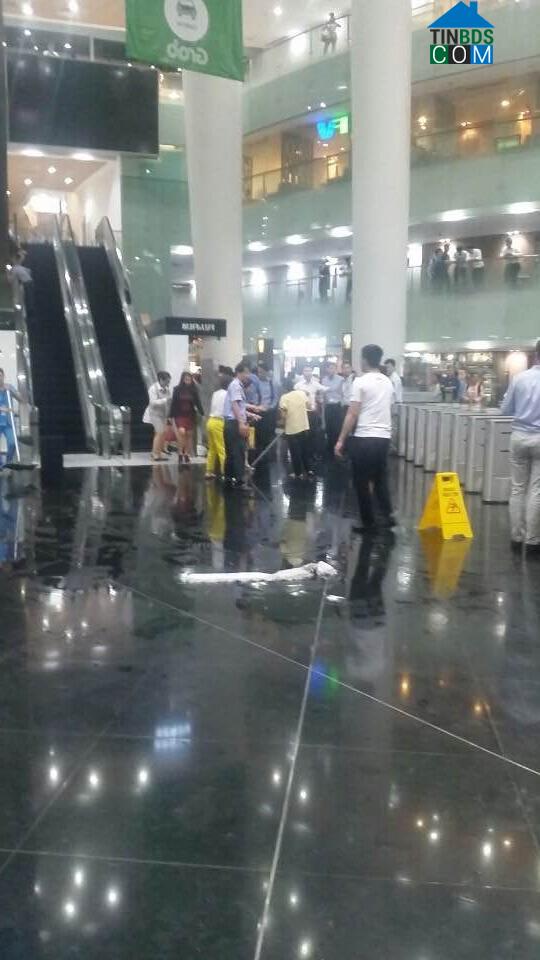 Ảnh Tòa nhà Bitexco bị dột do Sài Gòn mưa lớn