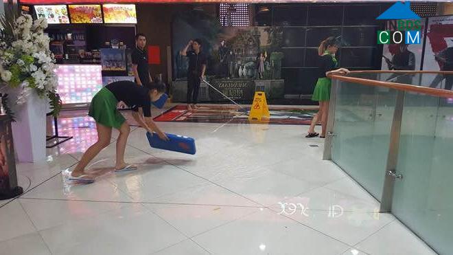 Một số nhân viên các quầy hàng tự lau dọn khu vực sảnh của mình