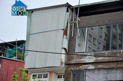 Bên cạnh việc xây mới các công trình, nhiều hộ dân còn tu sửa lại nhà cửa để cho thuê mặt bằng. Giá trị từng m2 đất đều tăng vọt khiến cho nhiều hộ dân tận dụng hết phần diện tích có thể để quây tôn làm nhà.
