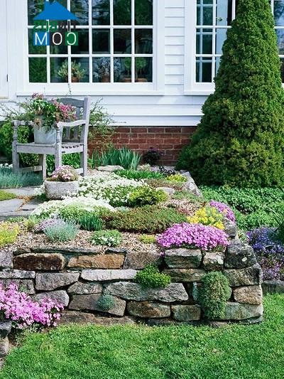 Những tảng đá thừa vẫn có thể tận dụng để làm đẹp cho nhà vườn