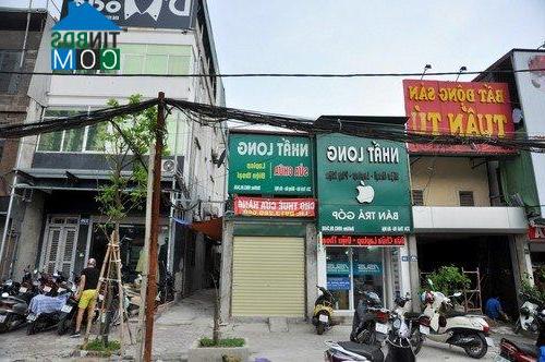 Căn nhà được sửa chữa lại sau khi đoạn mương cống hóa thi công xong. Giá thuê nhà 2 tầng, một tầng tôn là hơn 40 triệu đồng/ tháng và khách phải ký hợp đồng 1 năm với chủ nhà.