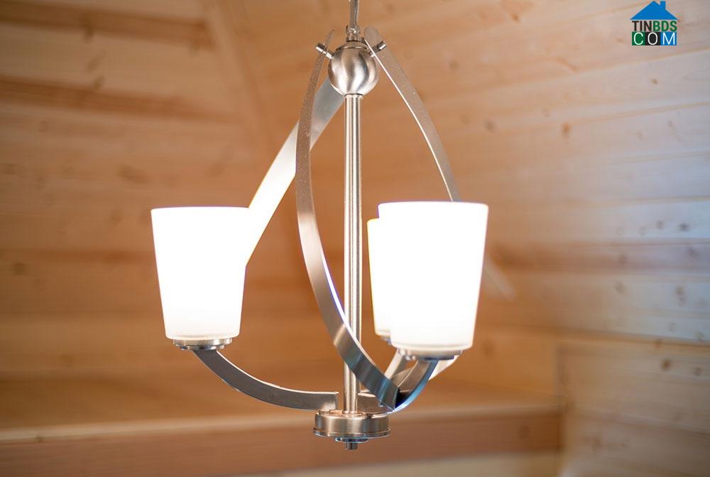 Chiếc đèn thả trần với kiểu dáng lạ mắt cũng là điểm nhấn ấn tượng cho căn nhà