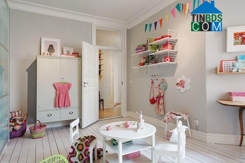 Phòng của bé thêm sinh động với vật dụng màu hồng nổi bật