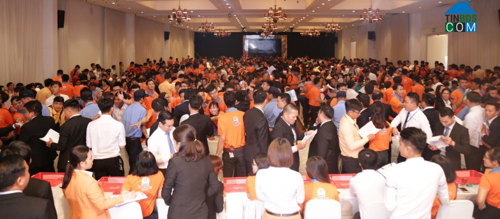 Nhu cầu tìm mua đất nền tại đang tăng cao. Trong ảnh là quang cảnh lễ giới thiệu một dự án tại TP. Biên Hòa trong quý III vừa qua.