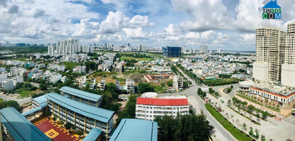 Hướng view từ cửa sổ phòng ngủ căn hộ 48m2 thu trọn cả khu đô thị Phú Mỹ Hưng vào trong tầm mắt