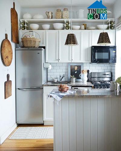 Căn bếp nhỏ sử dụng tông màu ghi sáng giúp không gian hài hòa với nội thất