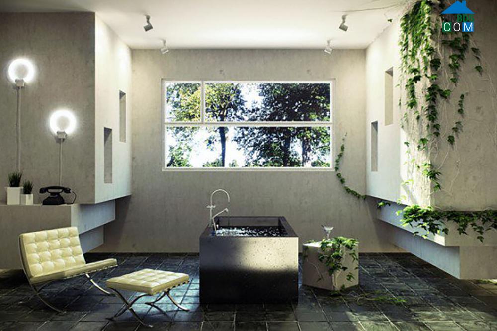 Phòng tắm với khu vườn dây leo màu xanh nổi bật