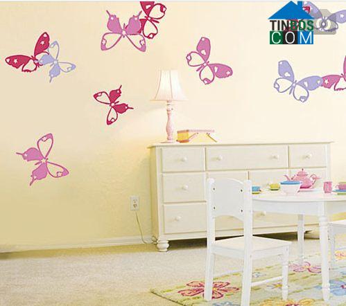 Ảnh Phòng bé màu sắc với decal xinh xắn