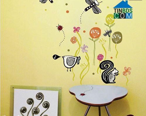 Ảnh Phòng bé màu sắc với decal xinh xắn