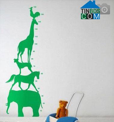 Ảnh Phòng bé màu sắc với decal xinh xắn