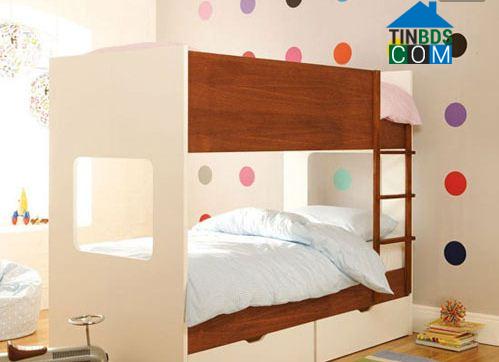 Ảnh Phòng bé màu sắc với decal xinh xắn