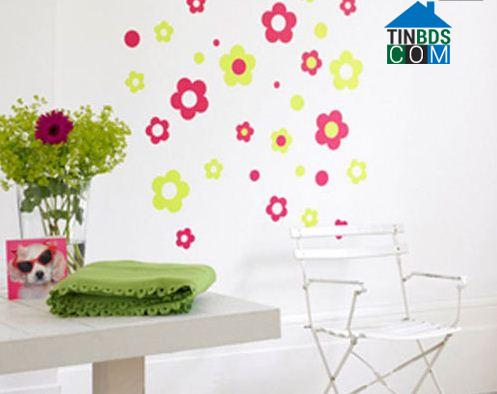 Ảnh Phòng bé màu sắc với decal xinh xắn