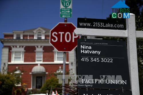 Nhiều người Mỹ vuột mất cơ hội mua nhà mới vì lãi suất vay thế chấp tăng cao. Ảnh: AFP/TTXVN