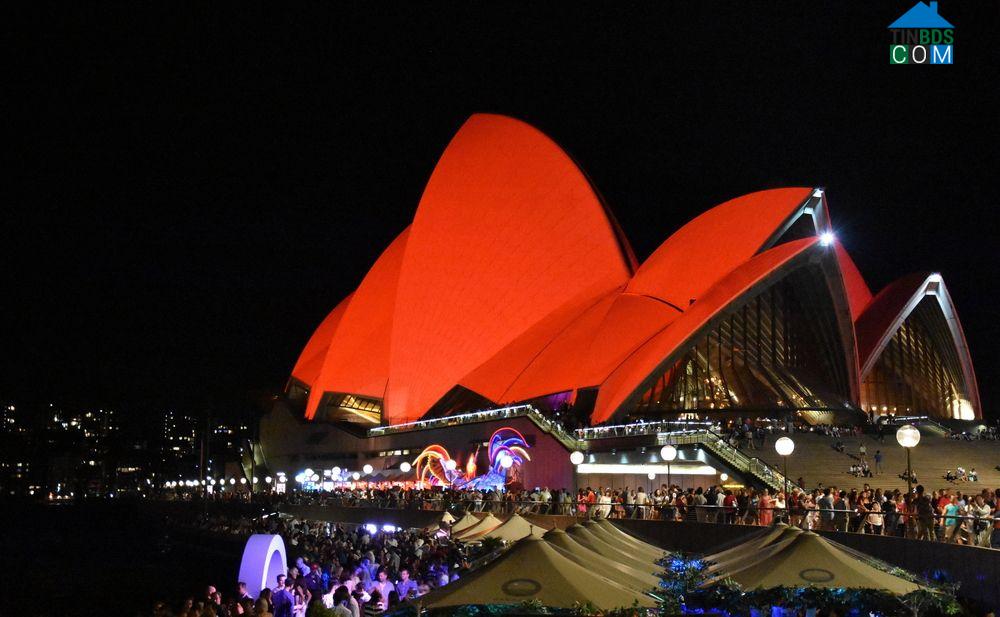 Nhà hát Opera Sydney thắp đèn màu đỏ nhân dịp Tết Nguyên đán 2017 (Ảnh: katacarix/ Shutterstock)