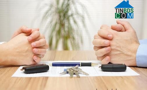 Ảnh Khi nào vợ có quyền thay chồng ký tên vào giấy bán đất?